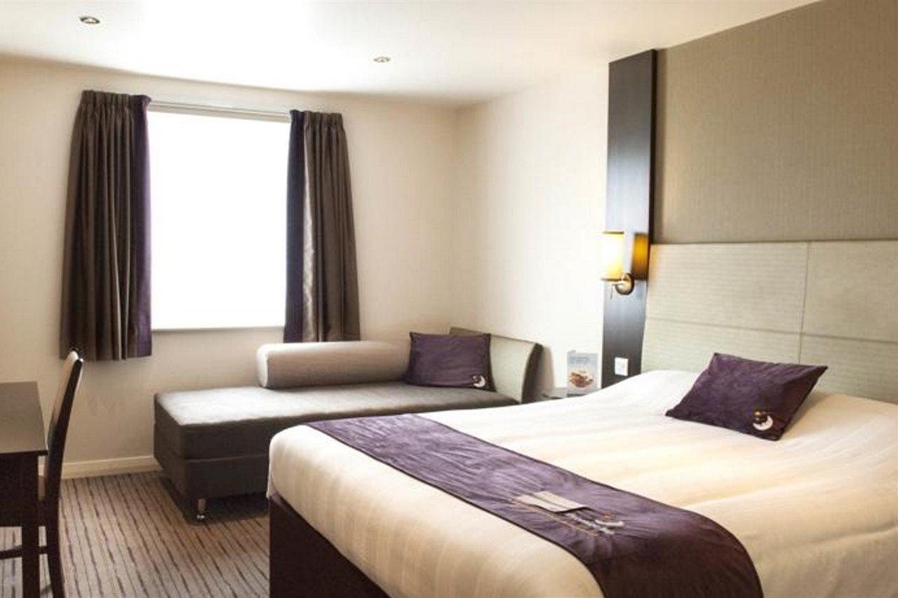 Premier Inn Milton Keynes South Екстериор снимка