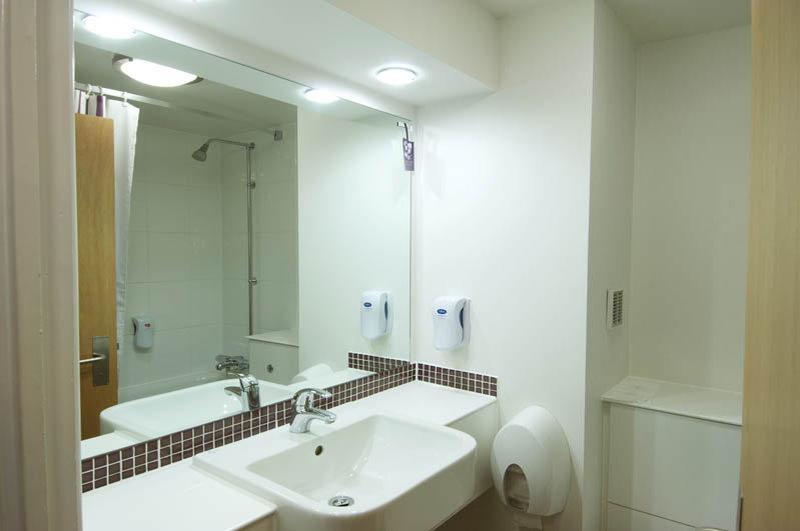 Premier Inn Milton Keynes South Екстериор снимка